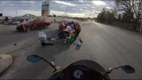 Collision de voitures juste devant un motard