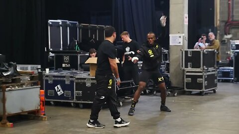 KSI WARMING UP BACKSTAGE FOR HIS FIGHT AGAINST FOUNIER