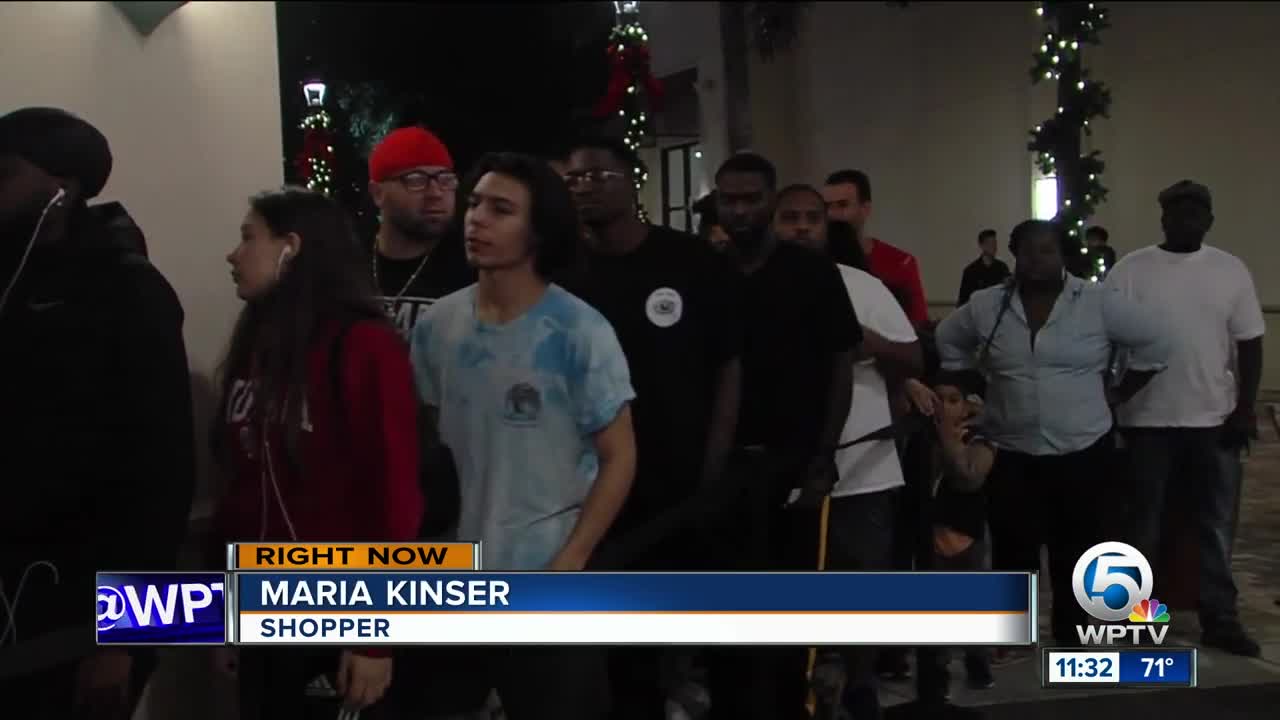 Holiday shoppers hit the stores for deals on Thanksgiving