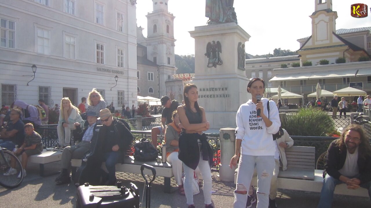 Kerstin mit ihrer Abschluß Rede nach dem Protestmarsch in Salzburg