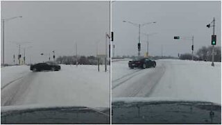 Ecco come non guidare su una strada innevata!