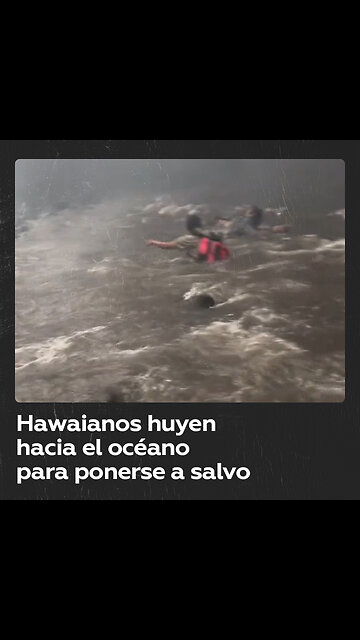 Locales escapan de incendios refugiándose en el océano en Hawái