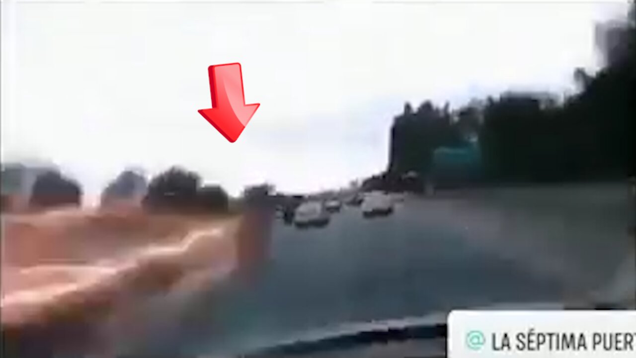 Flash man passing through the gap between cars [conspiracy]