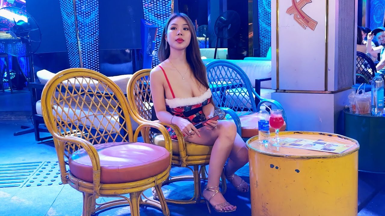 [4k] Vietnam Saigon Nightlife Street Scenes! So Many Pretty Ladies In Hochiminh City!