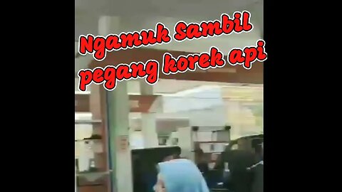 Seorang Perempuan di duga stress, Ngamuk memaksa isi bensin dia duluan, tanpa antri,