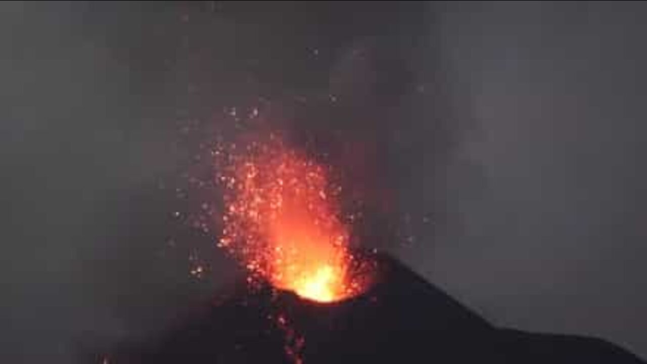 Pazzesco, la potenza di un'eruzione vulcanica in Indonesia!