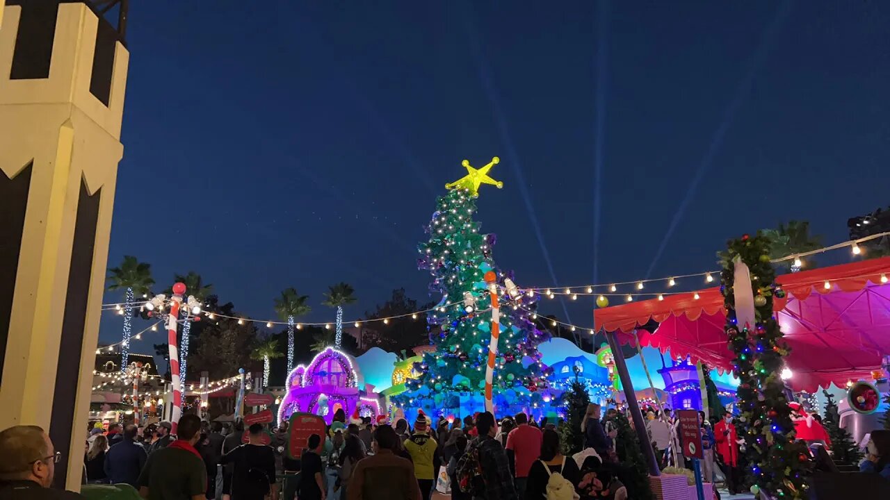 LIVE FROM GRINCHMAS TREE LIGHTING! Universal Studios Hollywood!