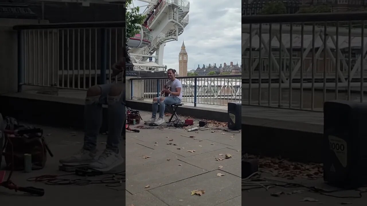 Tocando a música Fly me tô the moon do Frank Sinatra com a vista do Big Ben