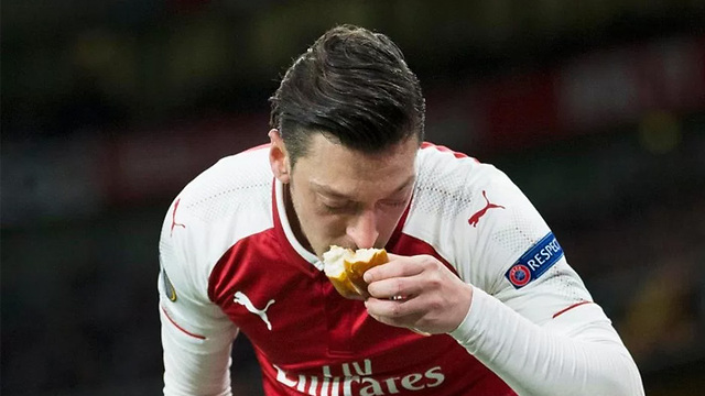 WHY MESUT OZIL KISSED A BREAD !