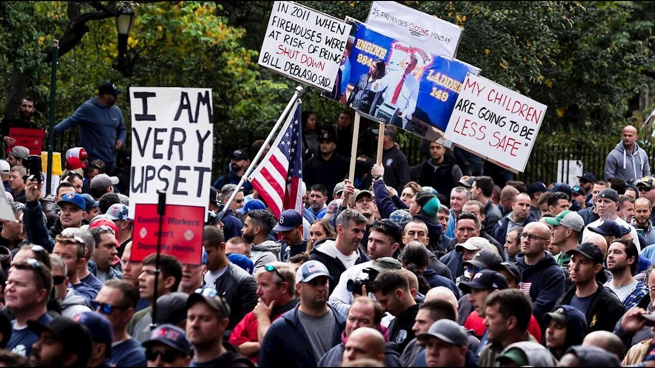 Policías y bomberos de Nueva York protestan contra la orden de vacunarse contra COVID 19