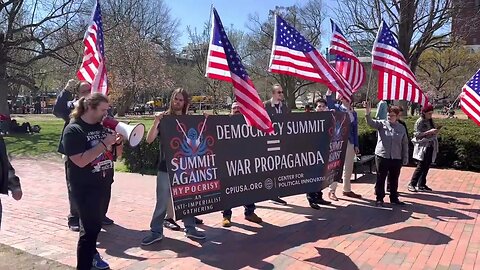 “Defund Ukraine!” at the White House
