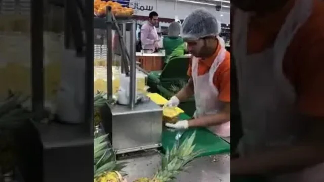 Guy in Dubai Cutting Pineapples! #shorts