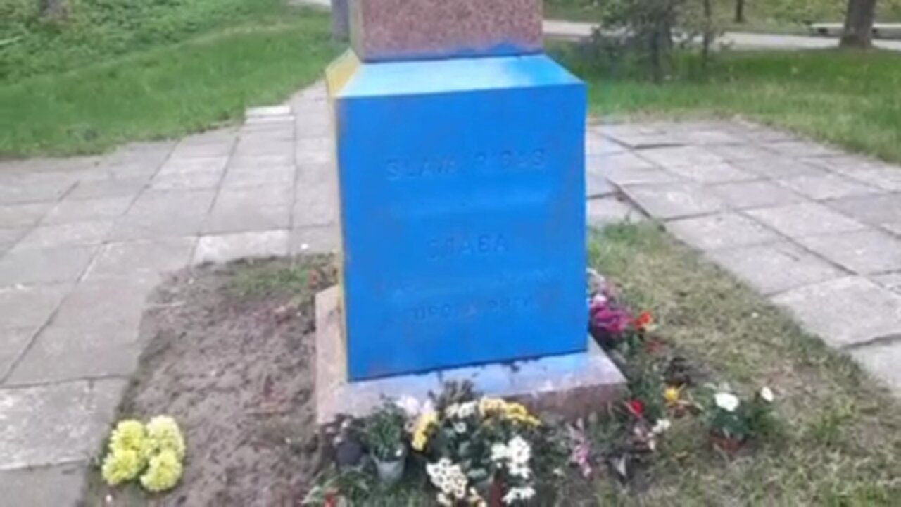 The obelisk in honor of Soviet soldiers in Riga, Latvia was painted in the colors of the flag of Ukraine