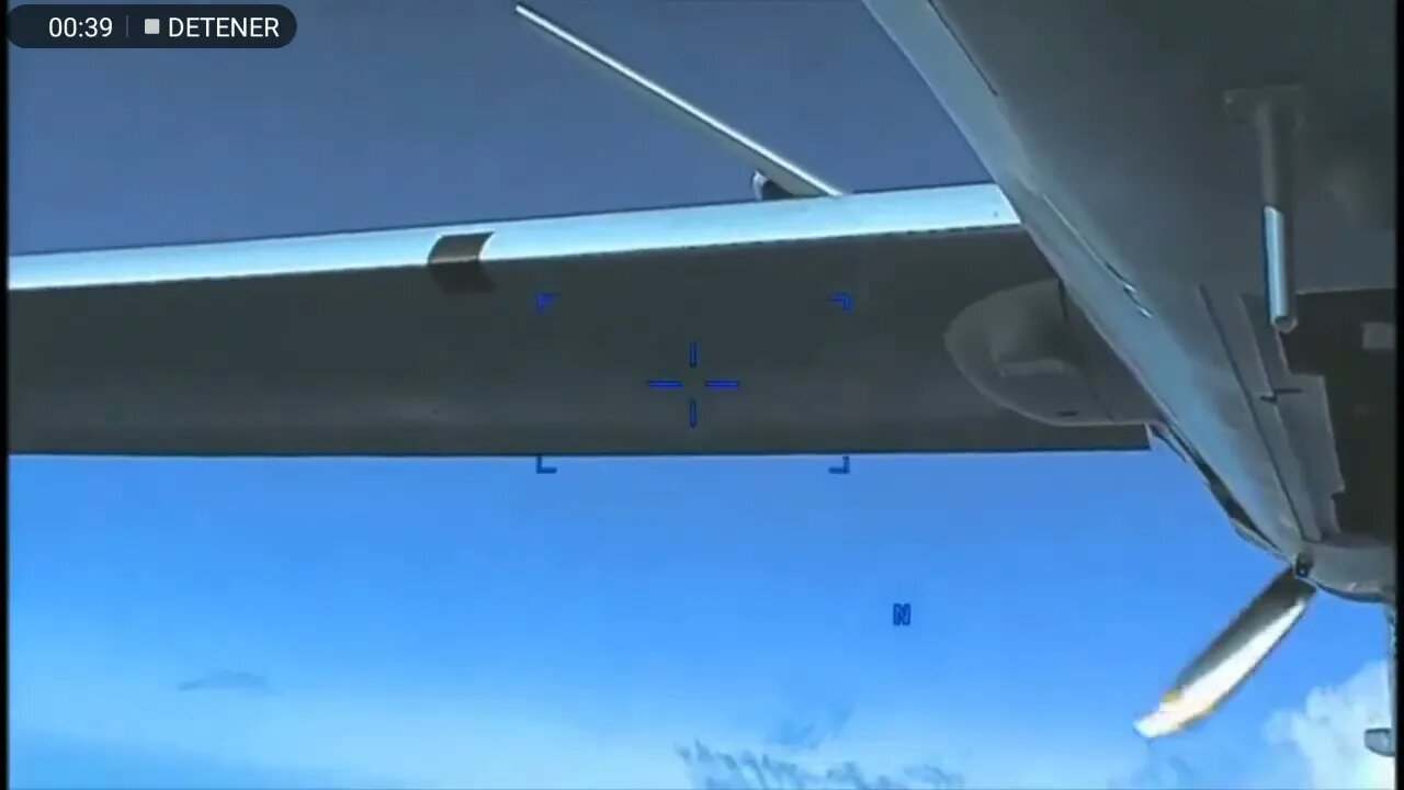 Mundo de conspiración. Drone vs caza.