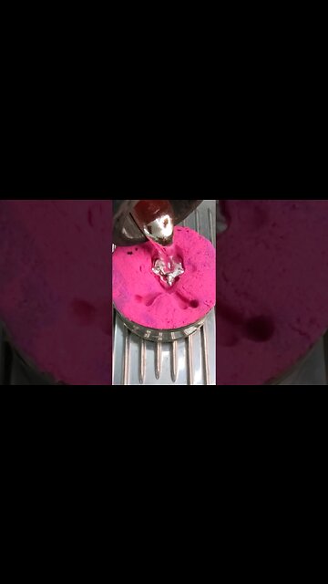 Pouring Molten Metal into Kinetic Sand #kineticsand #fyp #experiment #amazing