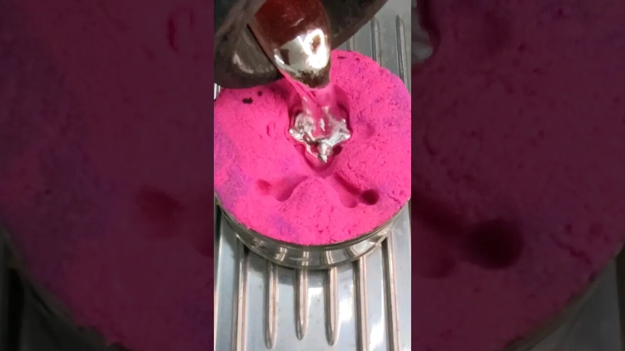 Pouring Molten Metal into Kinetic Sand #kineticsand #fyp #experiment #amazing