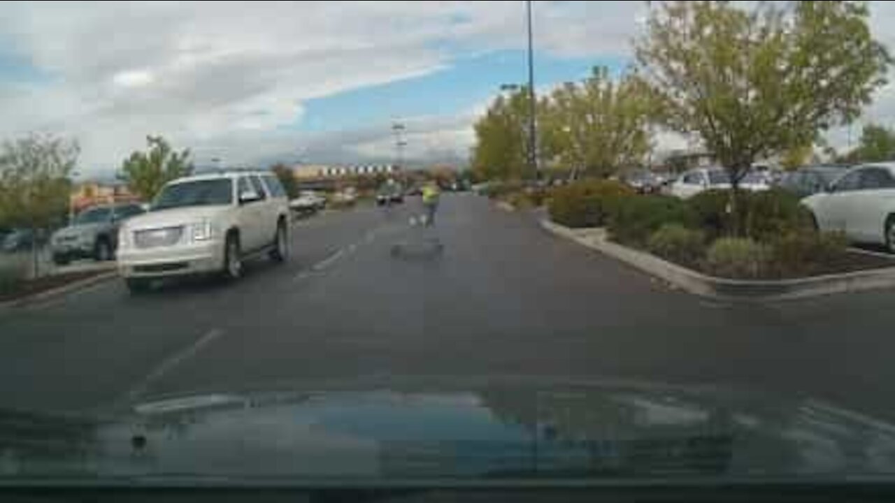Une maman poursuit un caddie s'enfuyant avec son fils