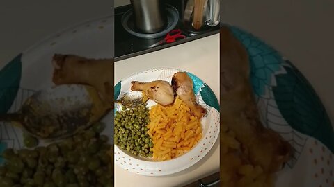 Dinner is Served. Mac and cheese, Peas/Garlic, Fried Chicken 🔥 #short #food #SittinandSpittin