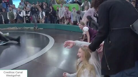 Mulheres Safadinhas Girando e mostrando tudo na rodinha da gincana