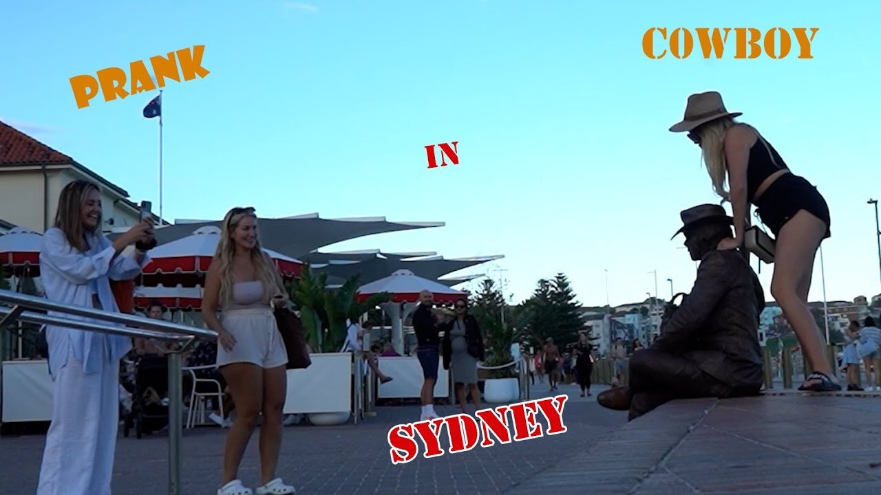 Cowboy_prank in Sydney awesome reactions.don't miss it lelucon statue prank. luco patung