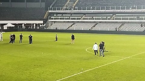 Yuri Alberto pagando promessa na Vila Belmiro após 10 jogos sem marcar