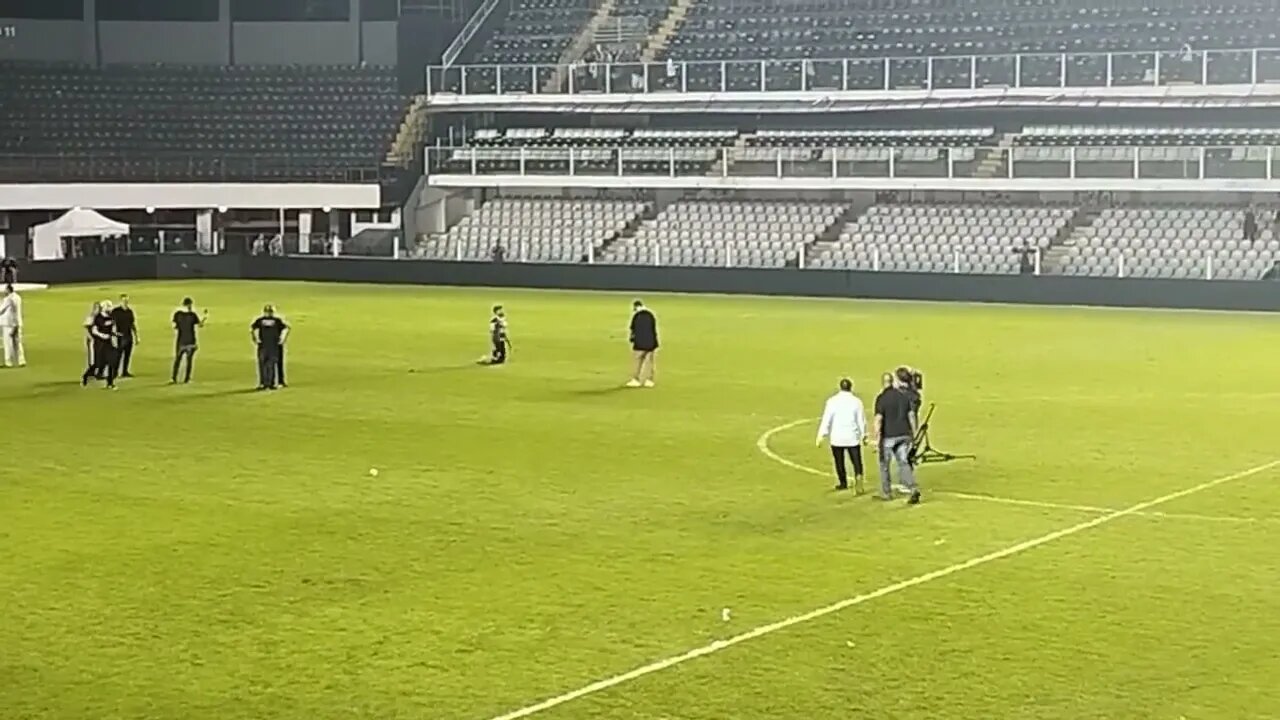 Yuri Alberto pagando promessa na Vila Belmiro após 10 jogos sem marcar