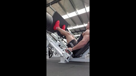 Leg Day @nitro_gym_bayside Crazy 6 plate drop set on the leg press