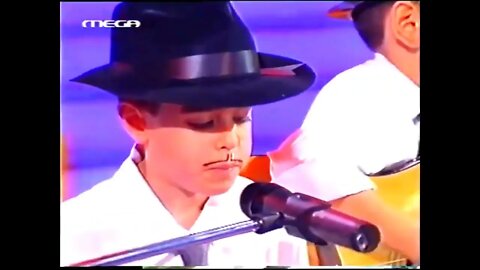 Ο @Tsach σε μικρή ηλικία με το συγκρότημά του "Άτακτοι Παίδες" στο Mega Channel (20/05/2000)