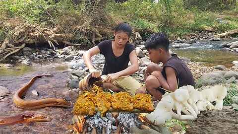 Survival skills: Catch and cook eel for food, Eel hot spicy chili grilled for food in jungle