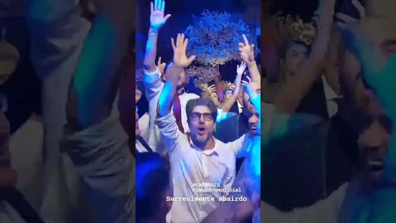 Juninho Pernambucano cantando música do Vasco em sua homenagem com a galera no casamento do Casimiro