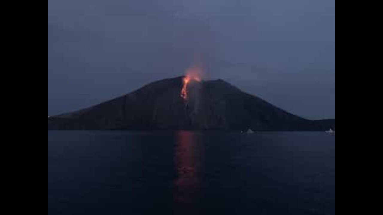 Filmagens inéditas do vulcão Stromboli a entrar em erupção!