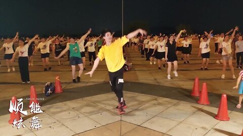 入门32步广场舞《草原上的哥哥》旋律优美，歌好听舞好看！【順能炫舞團】