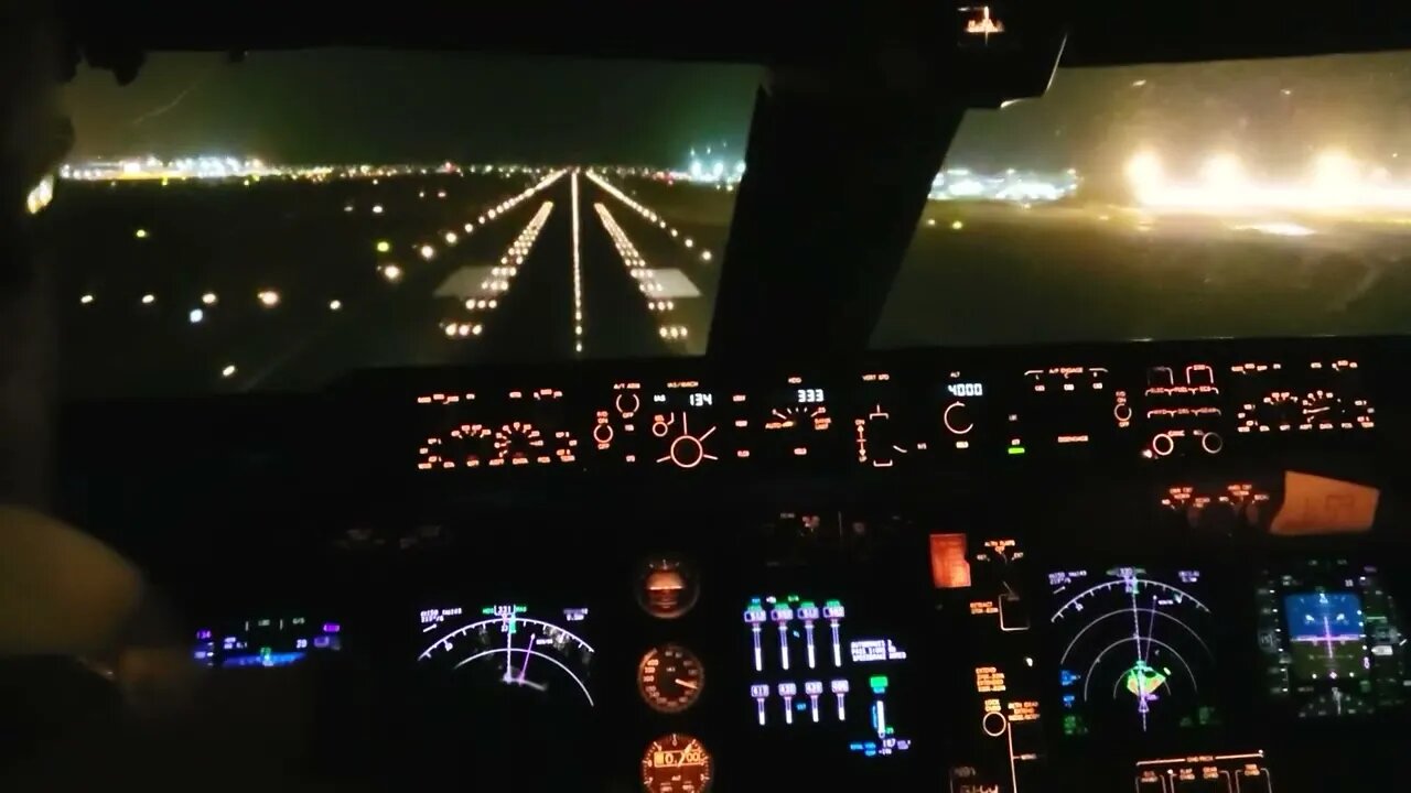 Nice night landing in Incheon, Korea - B747-400