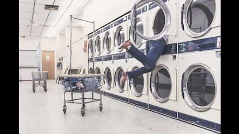 Il lave son linge dans le métro de Londres