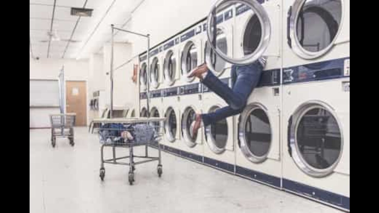 Il lave son linge dans le métro de Londres