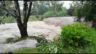 Rain causes flash flooding in Johannesburg (yKz)