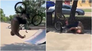 Ragazzo si ferisce tentando un'acrobazia in BMX