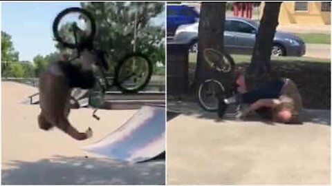 Ragazzo si ferisce tentando un'acrobazia in BMX