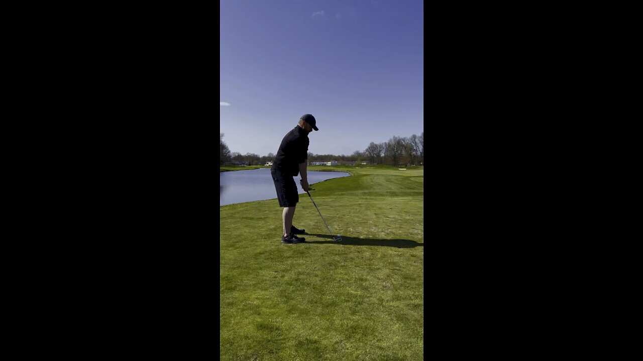 Playing a hole: 8th at Avalon Lakes