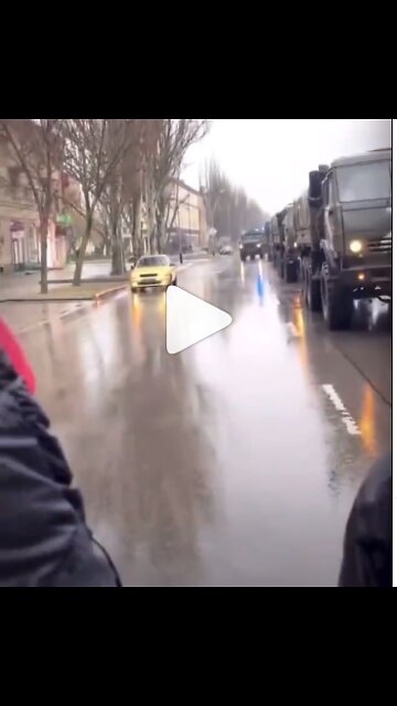 Residents of Kherson do not miss the column of Russian soldiers 🎥