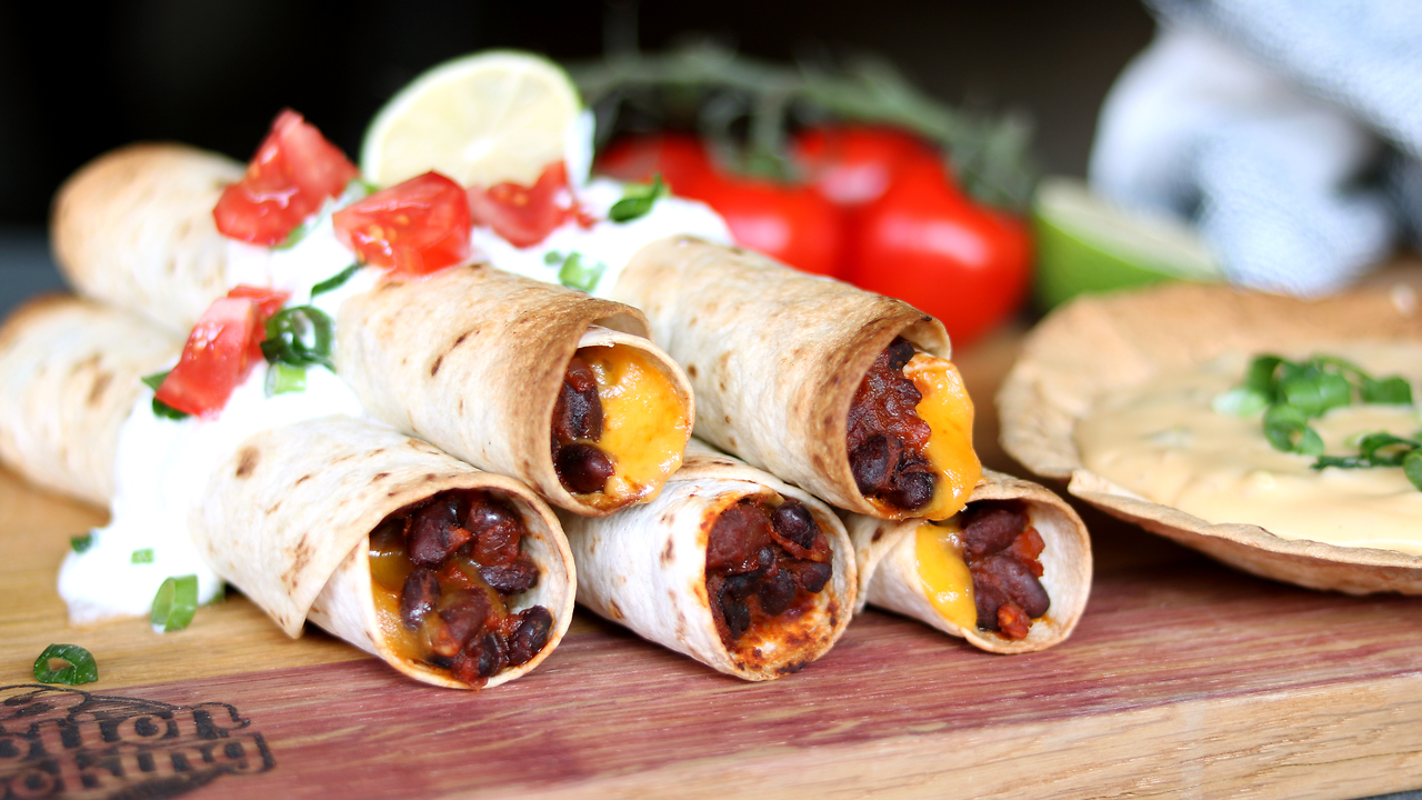 Taquitos mit Cheesy-Nacho-Dip