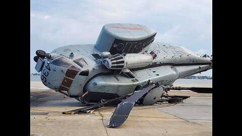 Helicopters were blown over by strong gusts of wind at Norfolk in Virginia 🚁