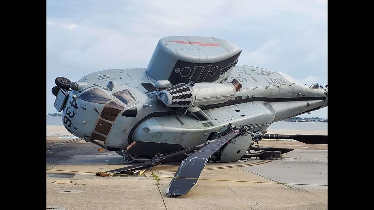 Helicopters were blown over by strong gusts of wind at Norfolk in Virginia 🚁