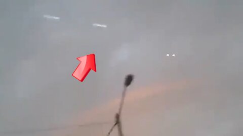 Sighting of two stick-shaped UFOs and two UFOs in the evening sky [Space]