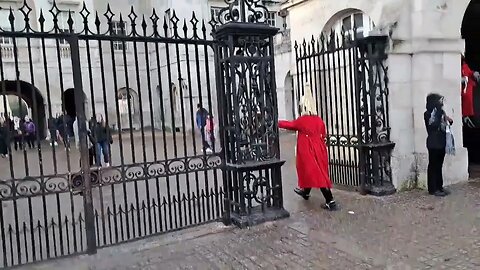 The kings guard shouts STAND BACK #horseguardsparade