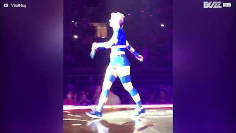 Katy Perry tira un pallone sul cellulare di un fan!