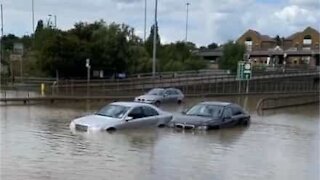 La rupture d'une canalisation inonde une route londonienne