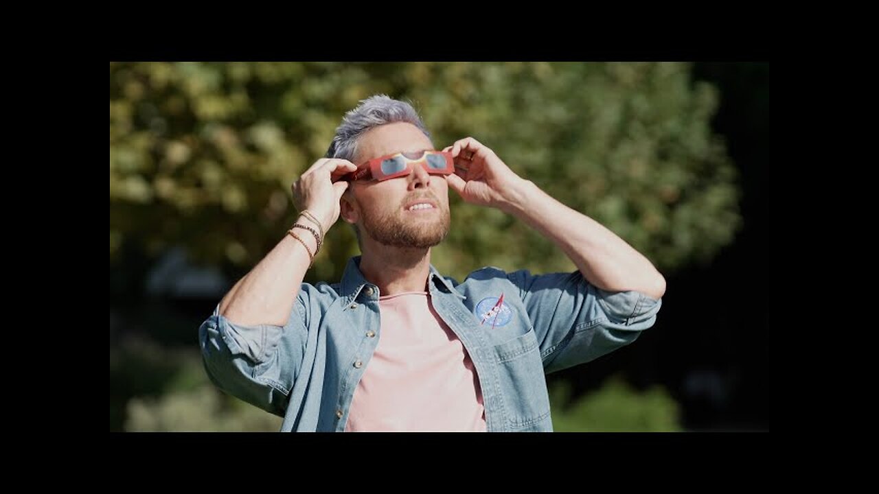 MSA NSYNC's Lance Bass Shows How to SafelyView a Total Solar Eclipse
