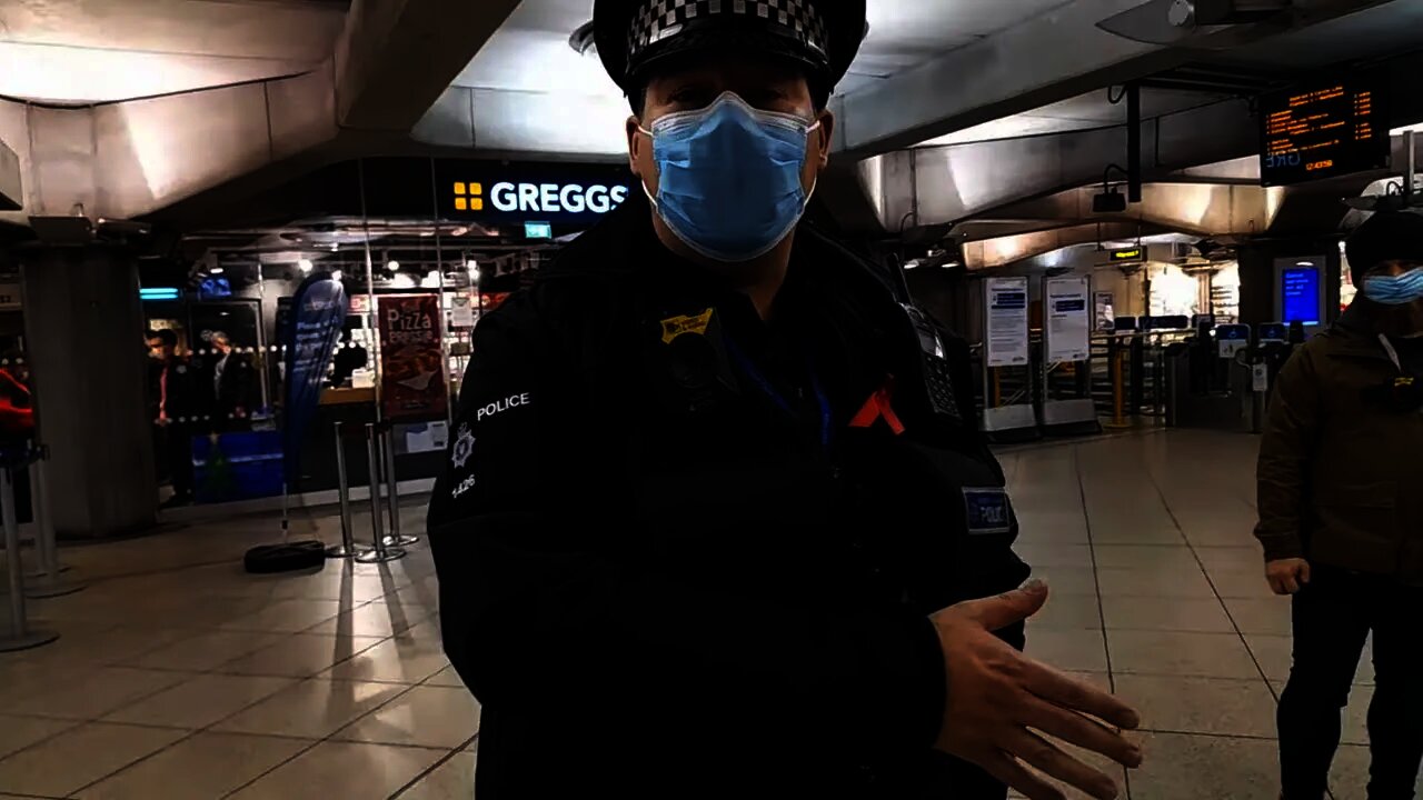 POLICE STOPPING PEPOLE WITH NO MASKS WESTMINSTER TUBE STATION 15 December 2021
