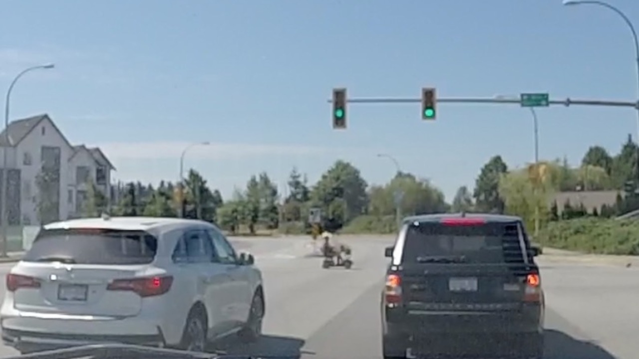 Impatient Scooter rider causes traffic stoppage